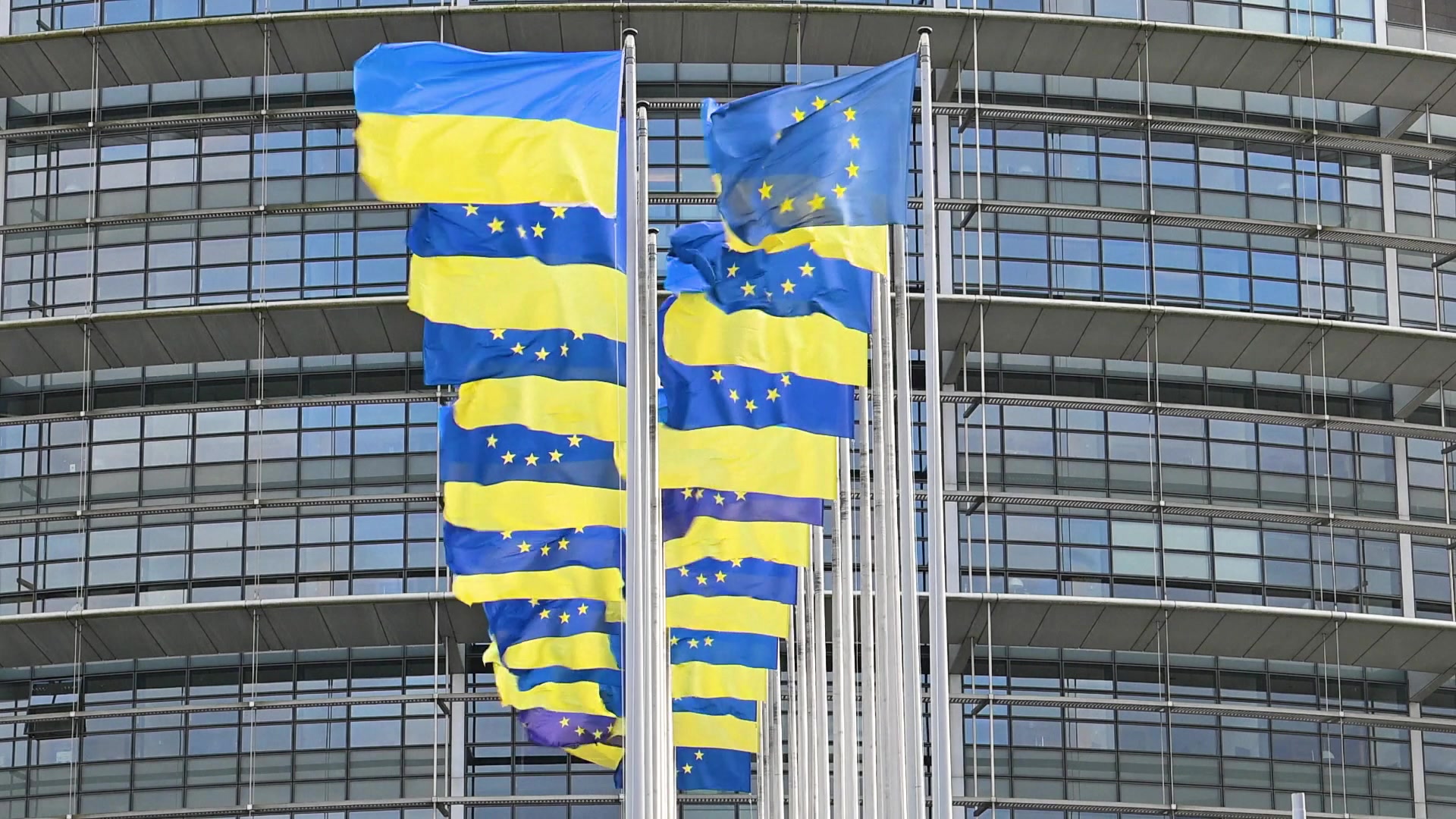 Four years of Russia's war of aggression against Ukraine: Ukrainian and EU flags in front of the European Parliament in Brussels and Strasbourg
